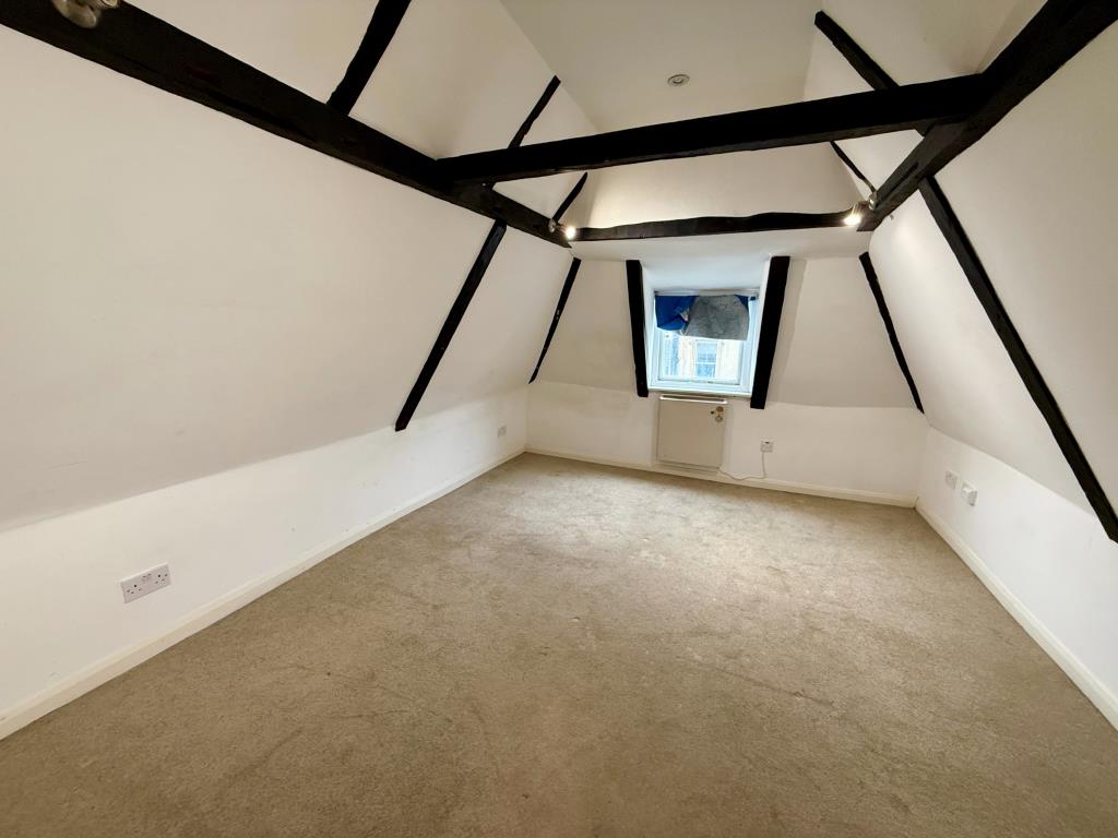 Lot: 150 - TOWN CENTRE FLAT FOR REFURBISHMENT - Bedroom